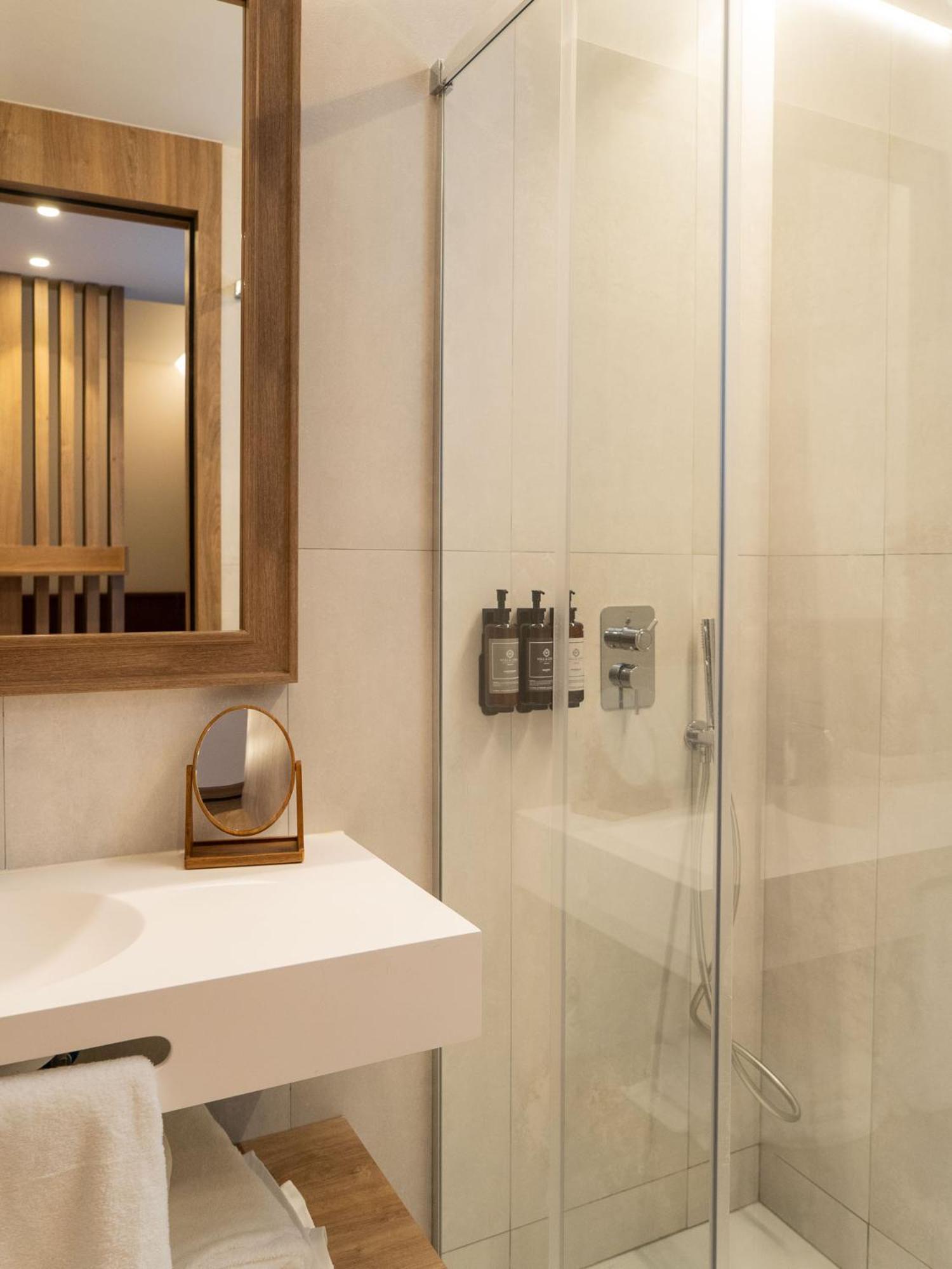 Hotel Well And Come Malaga Bagian luar foto