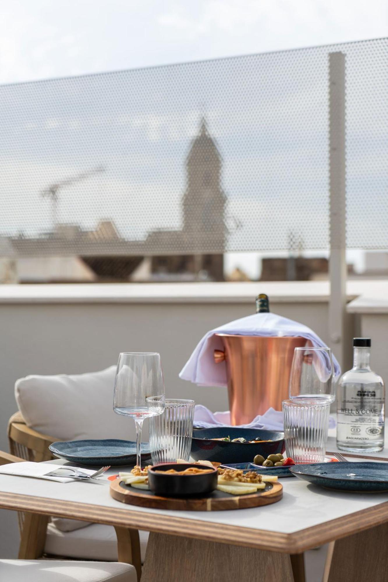 Hotel Well And Come Malaga Bagian luar foto